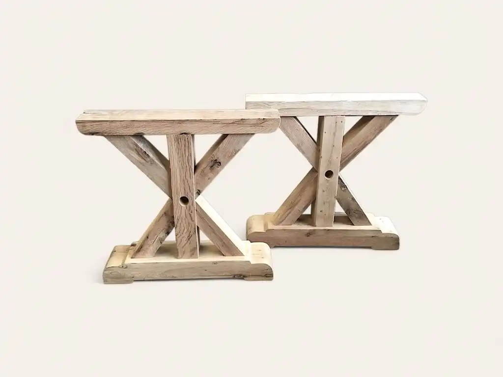 Deux pieds de table en bois ancien sur fond blanc.