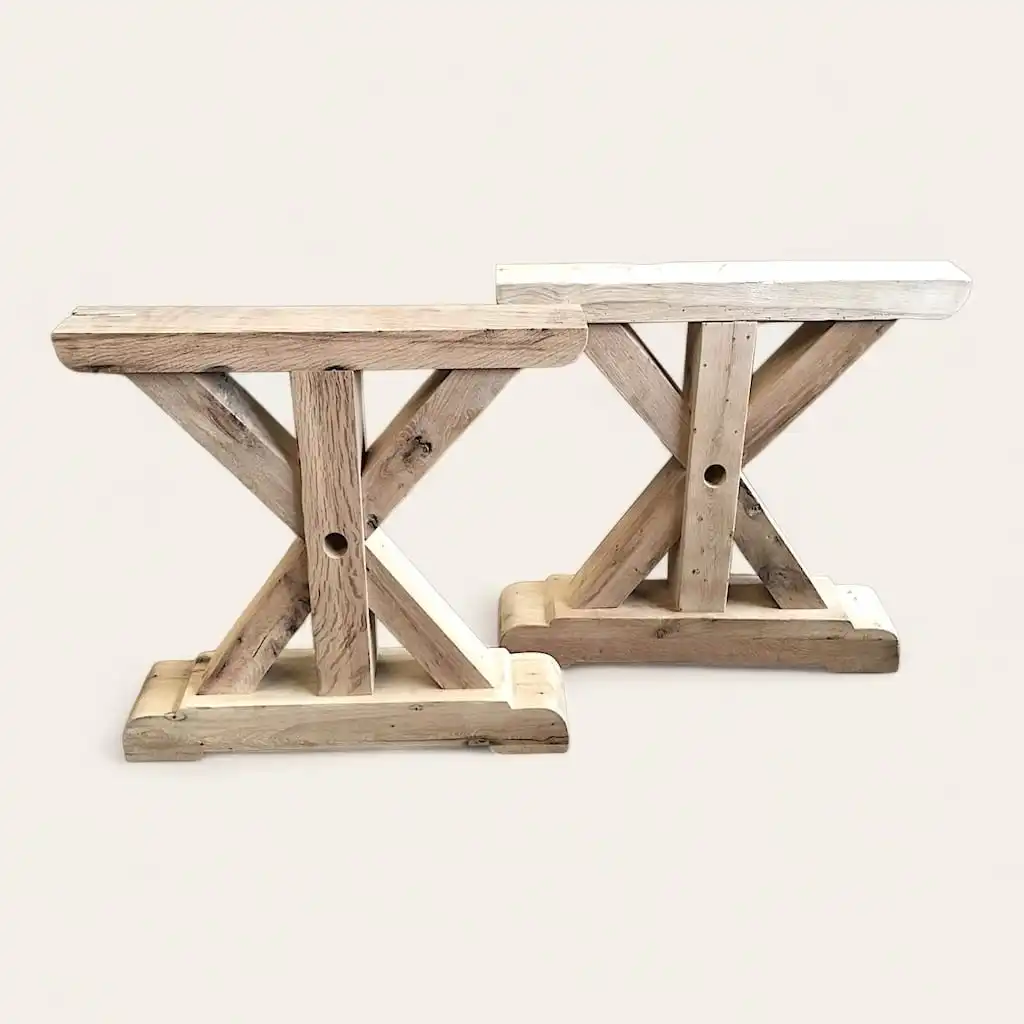  Deux pieds de table en bois ancien sur fond blanc. 
