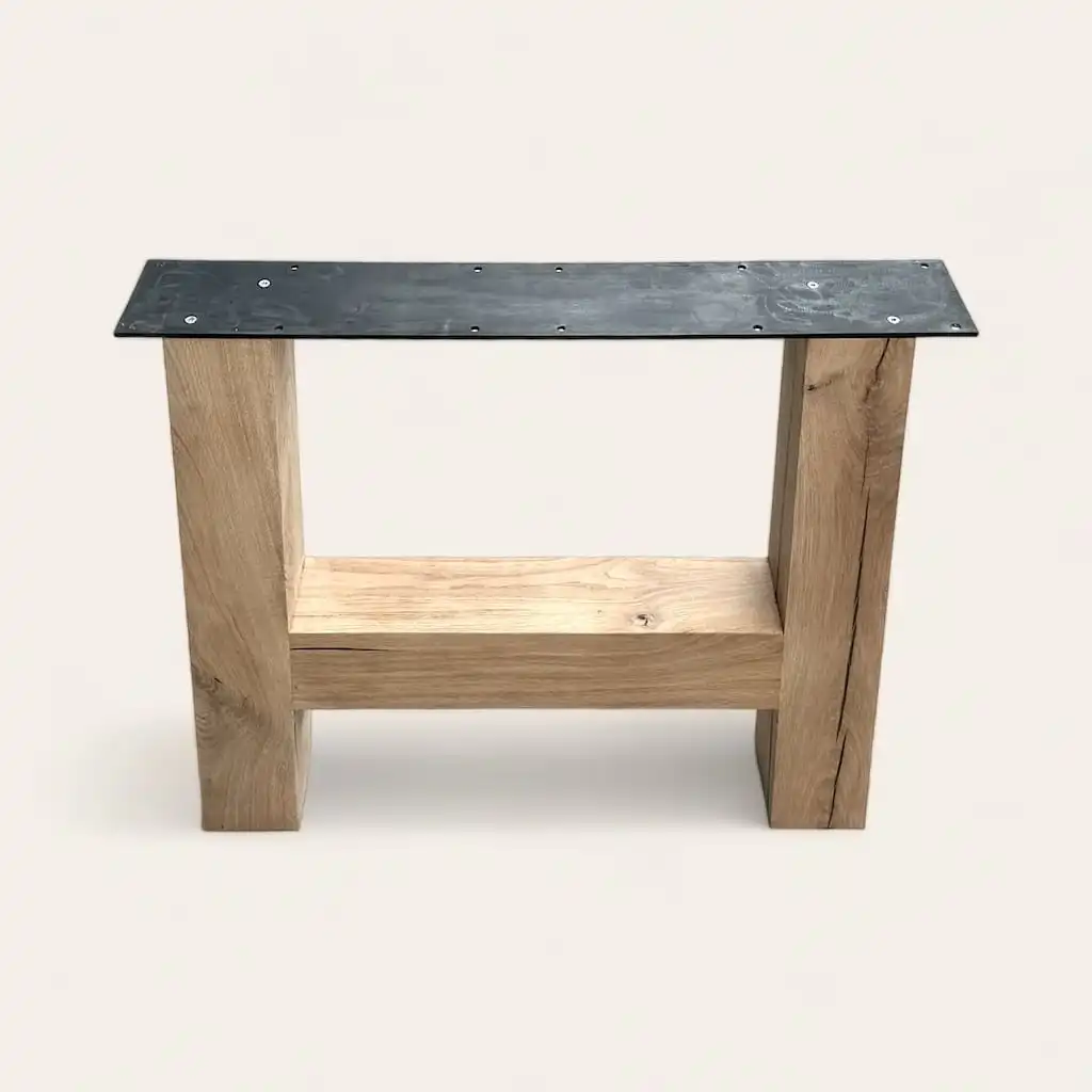  Une console en bois ancien avec un plateau en métal noir. 