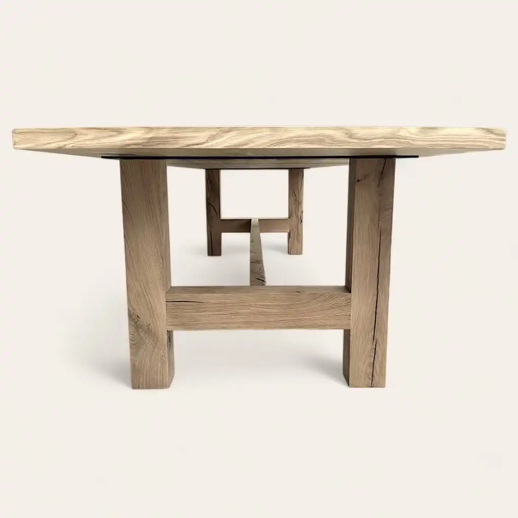  Une table à manger rustique en bois avec un plateau en bois ancien. 