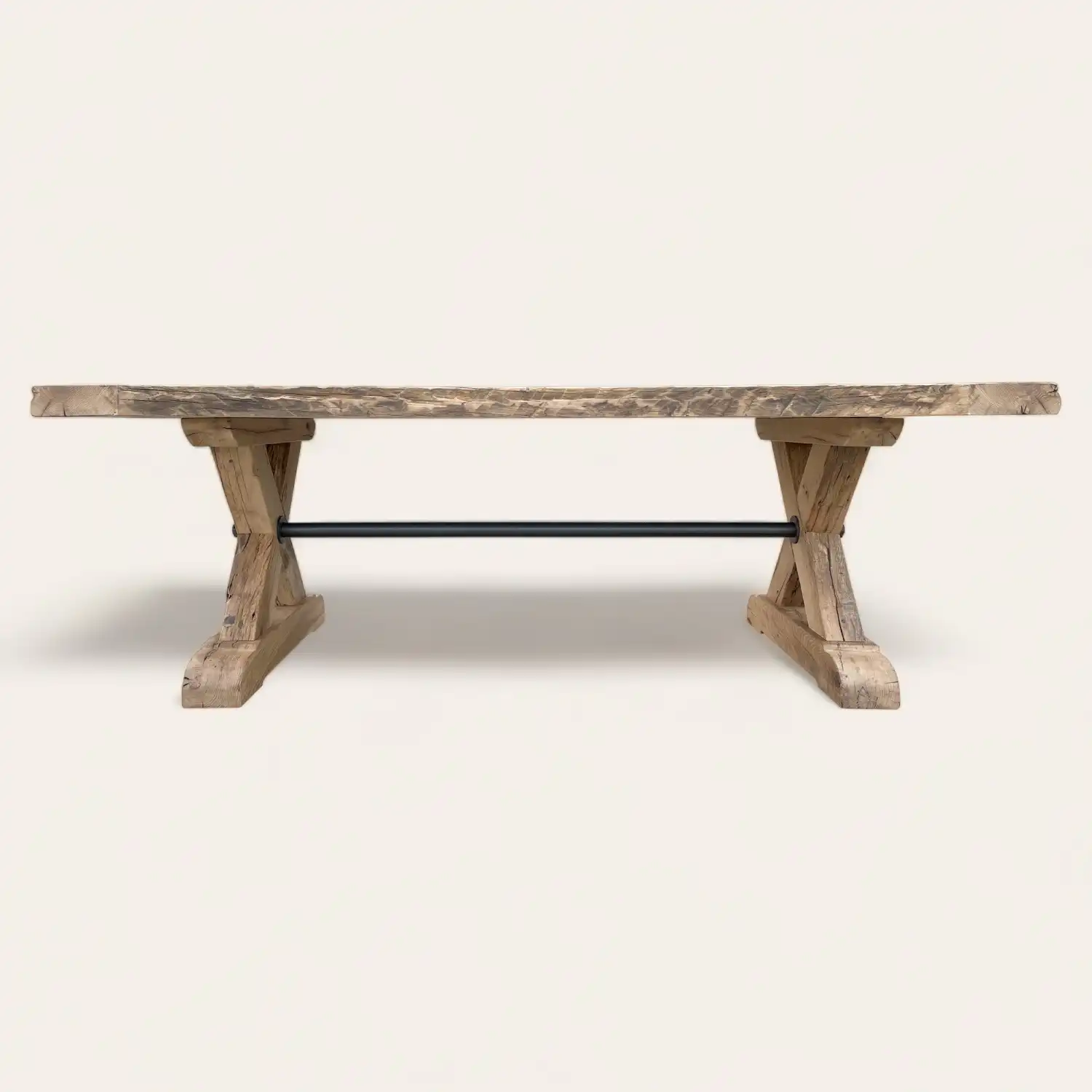 Une table à manger en bois rustique avec une base en métal.
