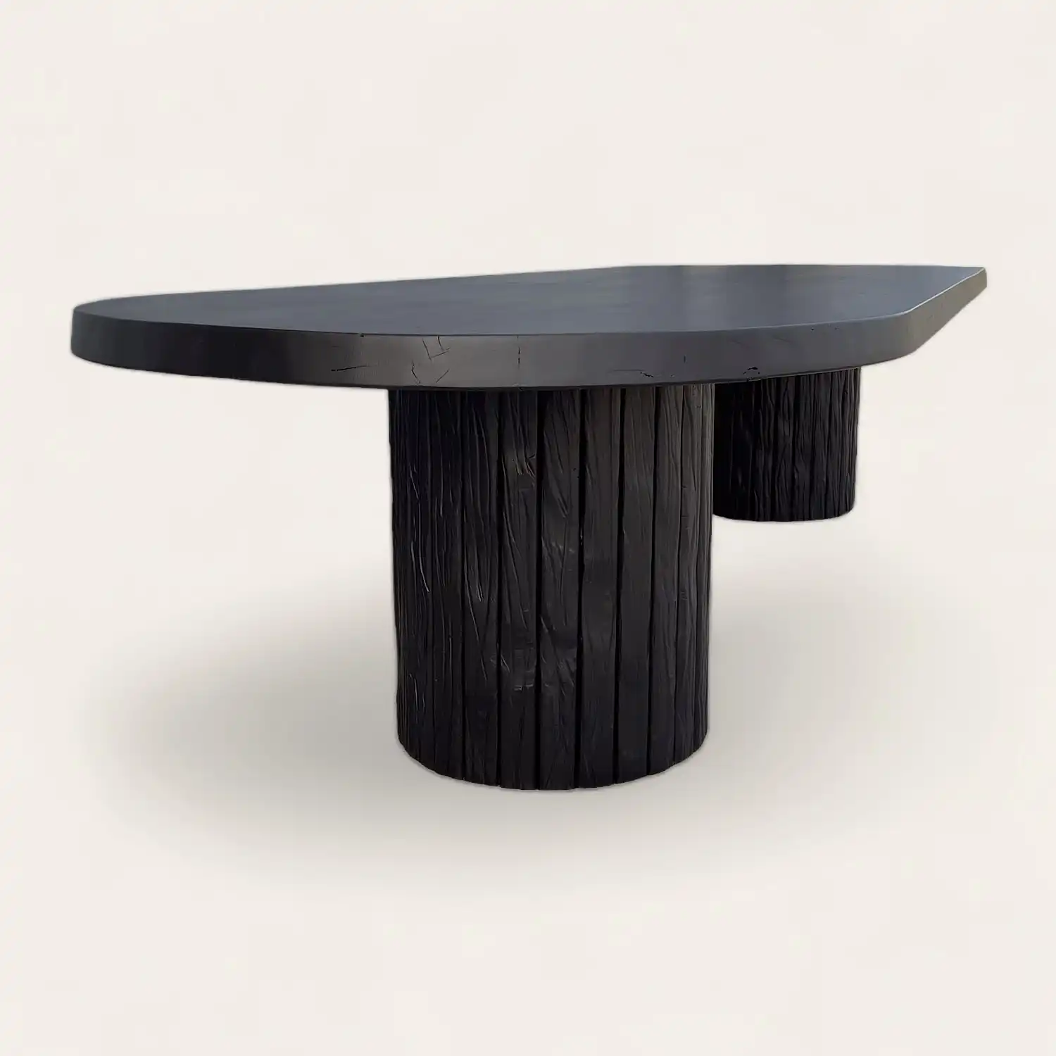 Une table à manger noire avec deux pieds en bois.