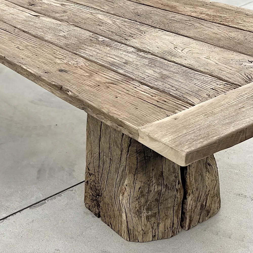 Une table en bois réalisée à partir de vieilles planches de bois.