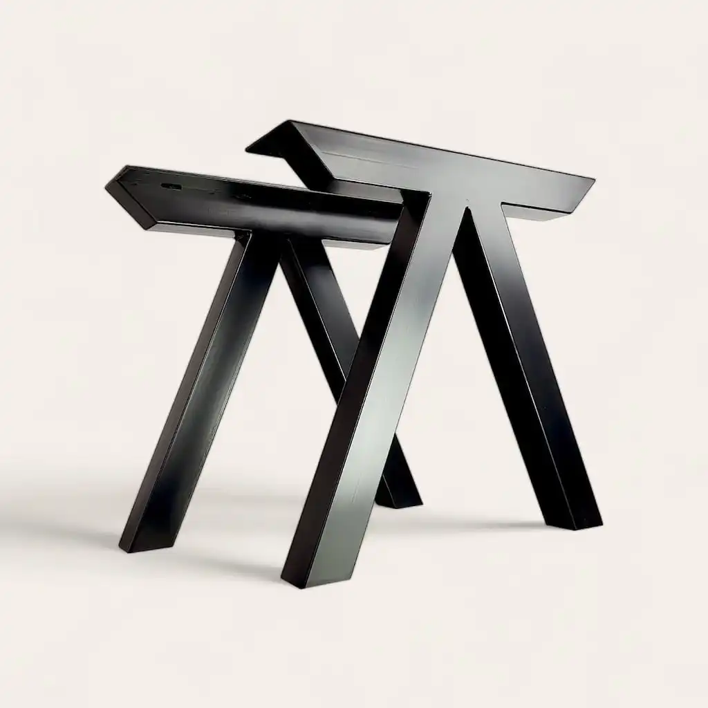  Un pied de table en métal noir au design anguleux et contemporain. 