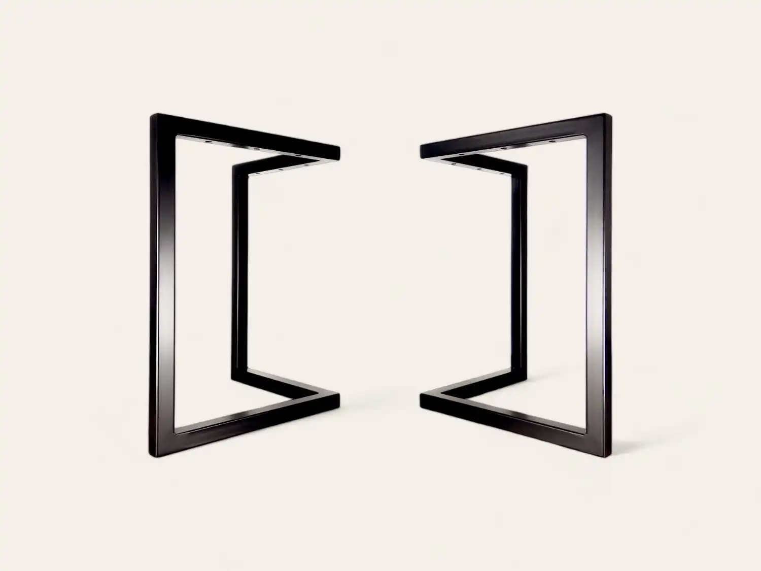 Deux structures symétriques à cadre noir positionnées pour former une forme carrée avec un vide au centre sur un fond blanc.