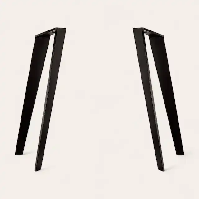  Une paire de pieds de table noirs de style cadre en A positionnés parallèlement les uns aux autres sur un fond blanc. 