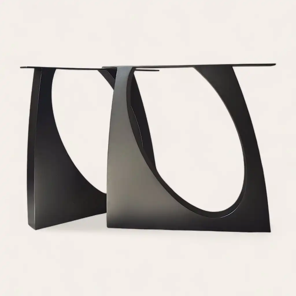  Table noire moderne avec une base en forme de X et un plateau en verre. 