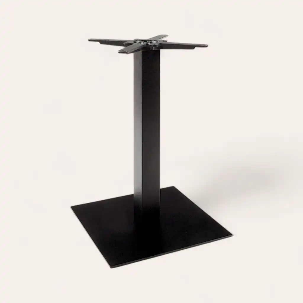  Un support de table en métal noir avec une base carrée et un avion jouet monté sur le dessus. 