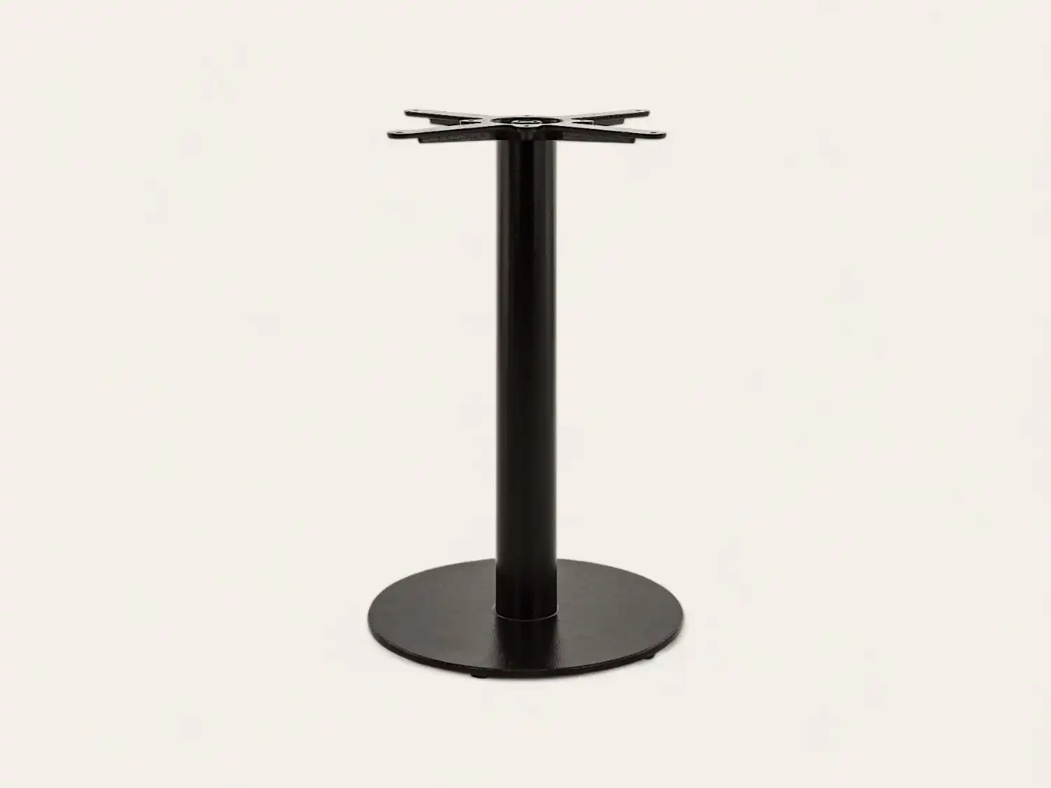 Une table ronde noire au design minimaliste et avec un seul support central.