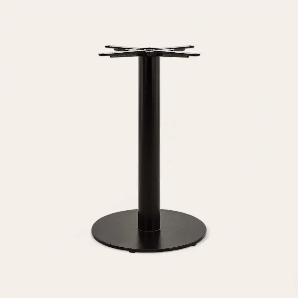  Un pied de table bistro au design minimaliste et avec un seul support central. 