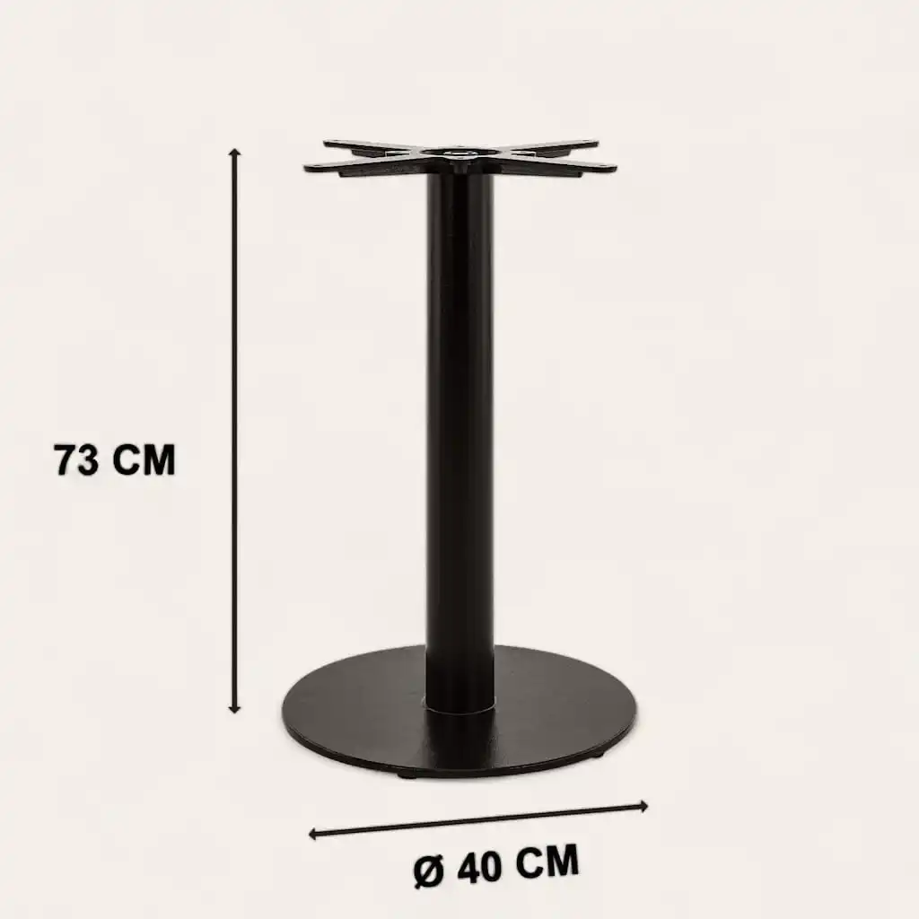  Une table ronde au design minimaliste et avec un seul support central. 