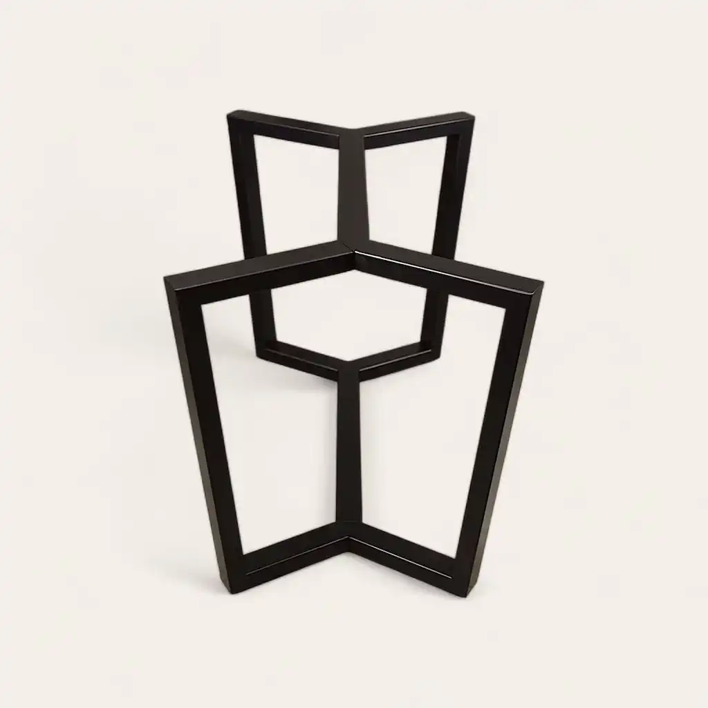  Image d'un cadre de table en metal noir tridimensionnel en forme d'étoile sur fond blanc. 