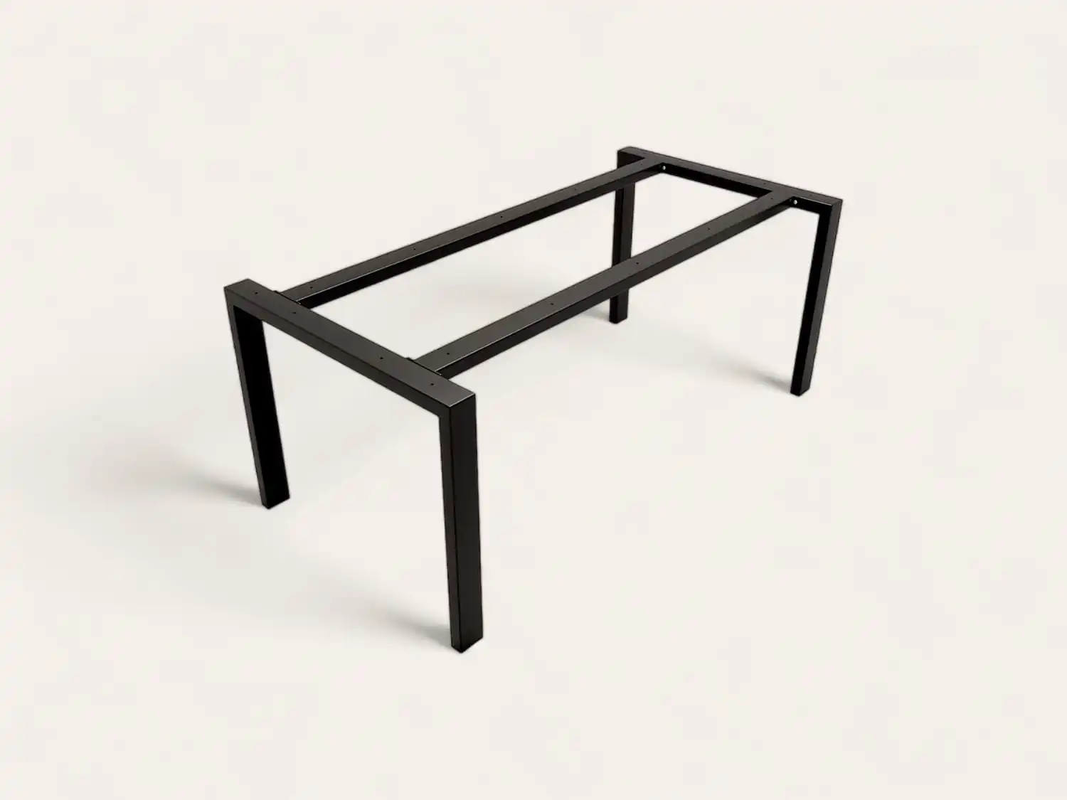 Cadre de table en métal noir sans plateau sur fond blanc.