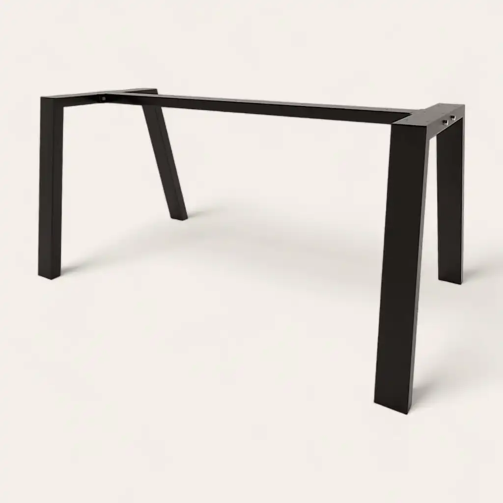  Cadre de table minimaliste noir sans plateau sur fond blanc. 