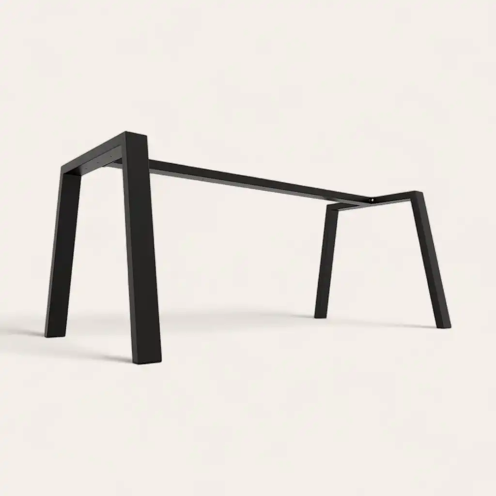  Une table noire moderne avec des pieds inclinés sur un fond uni. 
