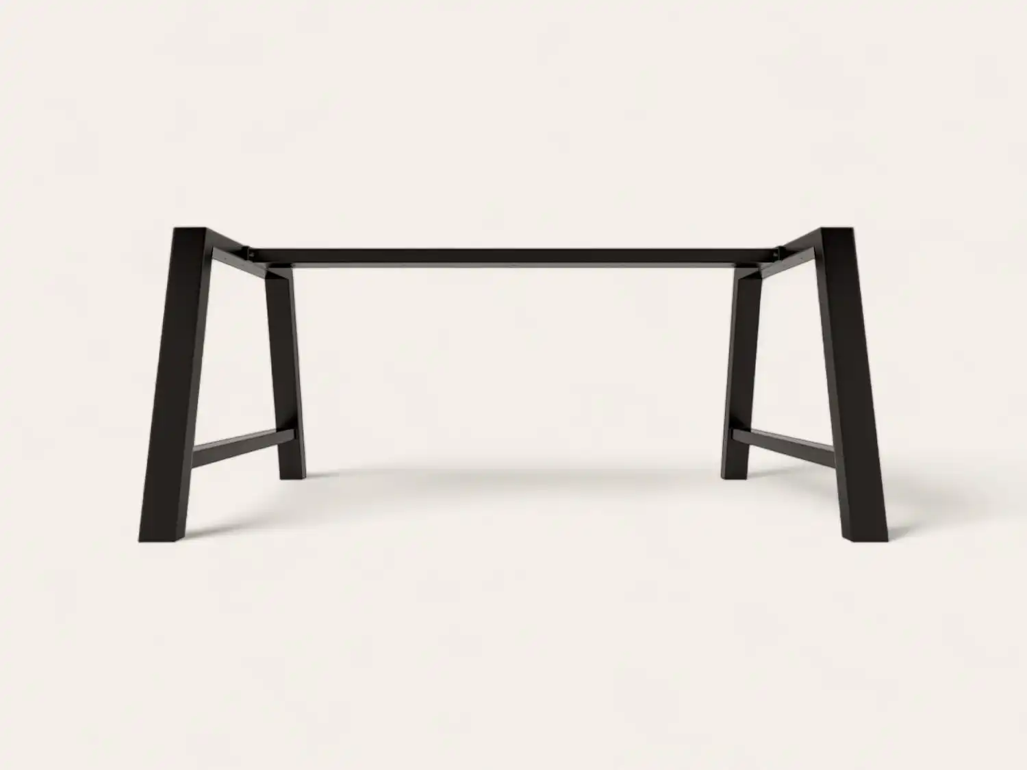 Une table en métal noir sur fond blanc.