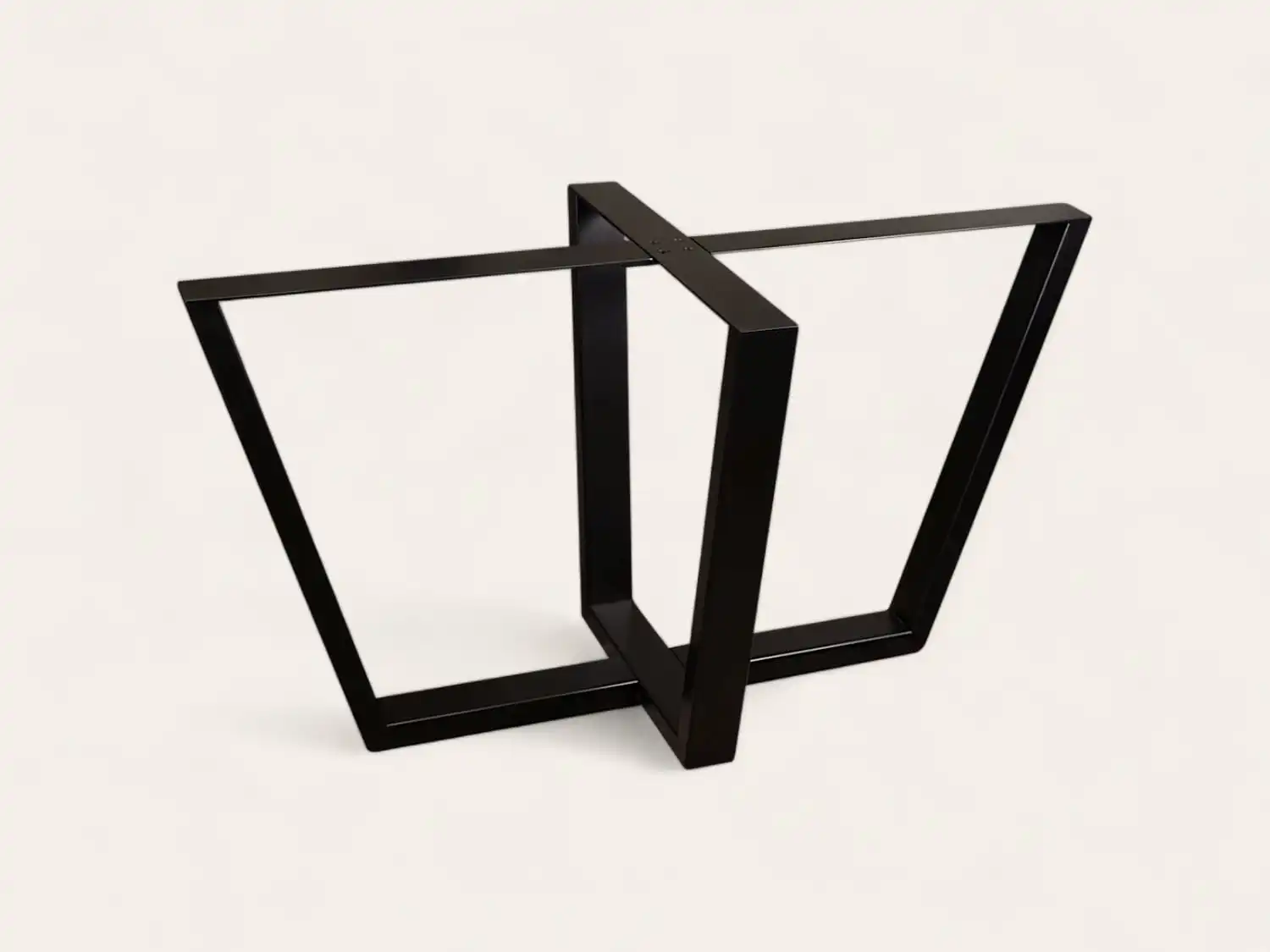 Un cadre de table en métal noir et angulaire avec un design en forme de V inversé.