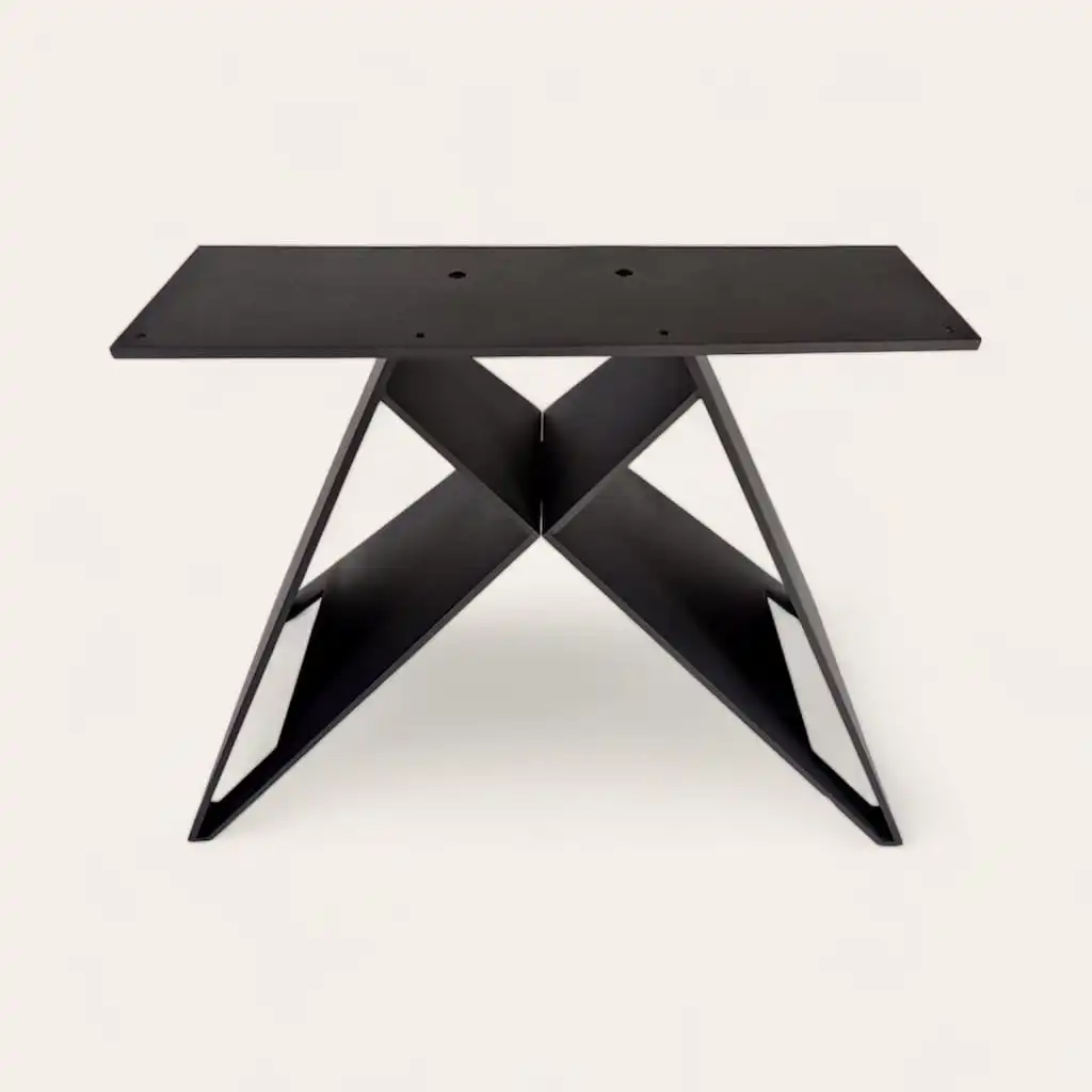  Table moderne noire avec un piètement en forme de X sur fond uni. 