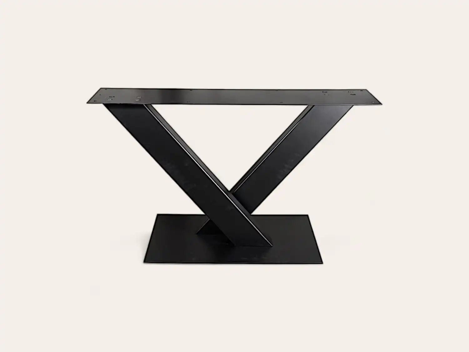 Base de table en métal géométrique noir au design minimaliste.