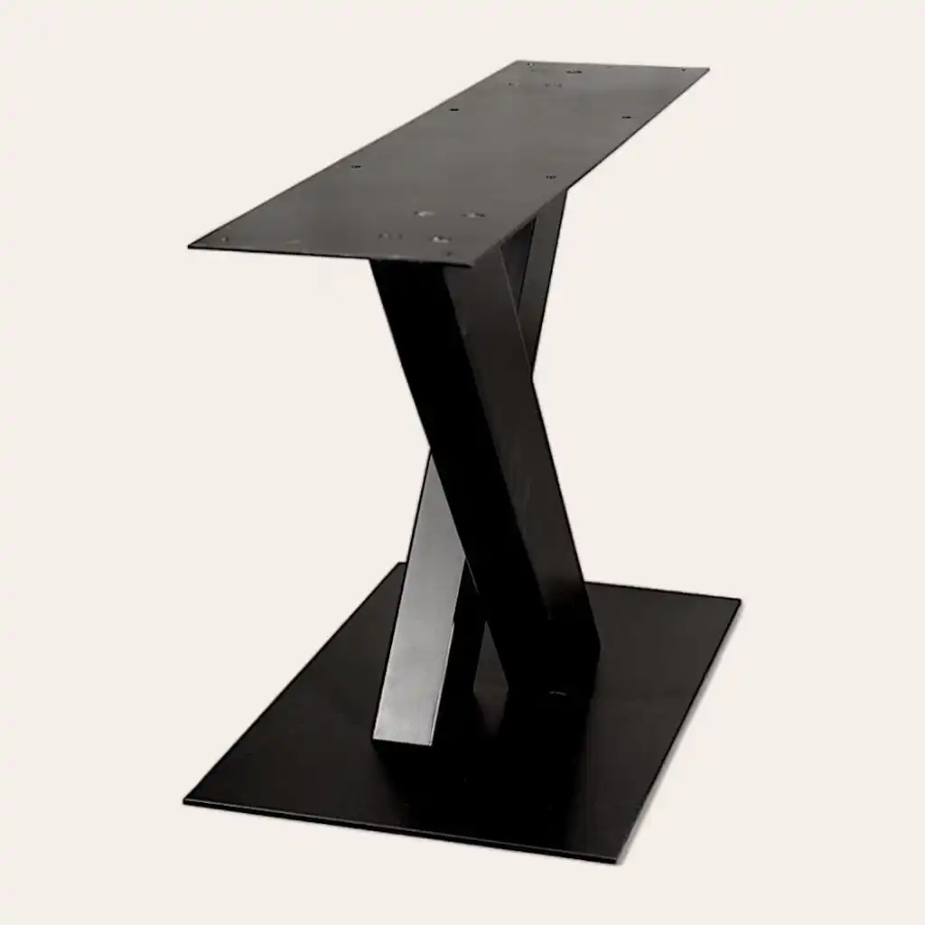 Table d'appoint moderne en métal noir avec une structure de support en zigzag. 