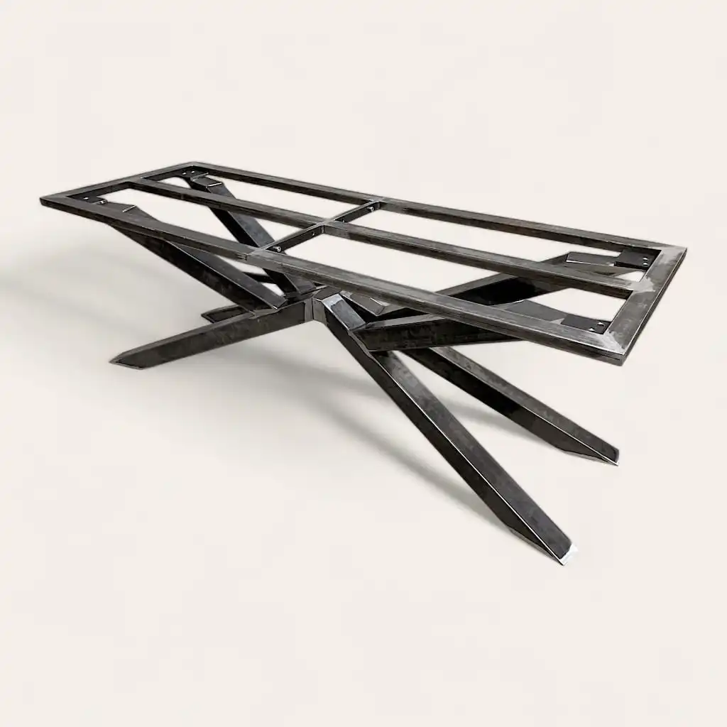  Une basse de table moderne en métal noir sur fond blanc. 