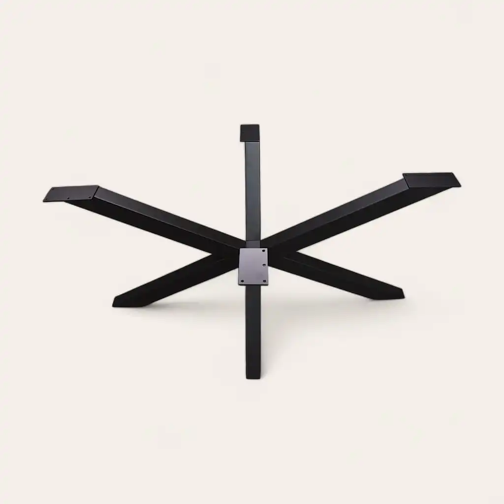  Base de table noire avec une disposition des pieds en forme d'étoile sur un fond blanc. 
