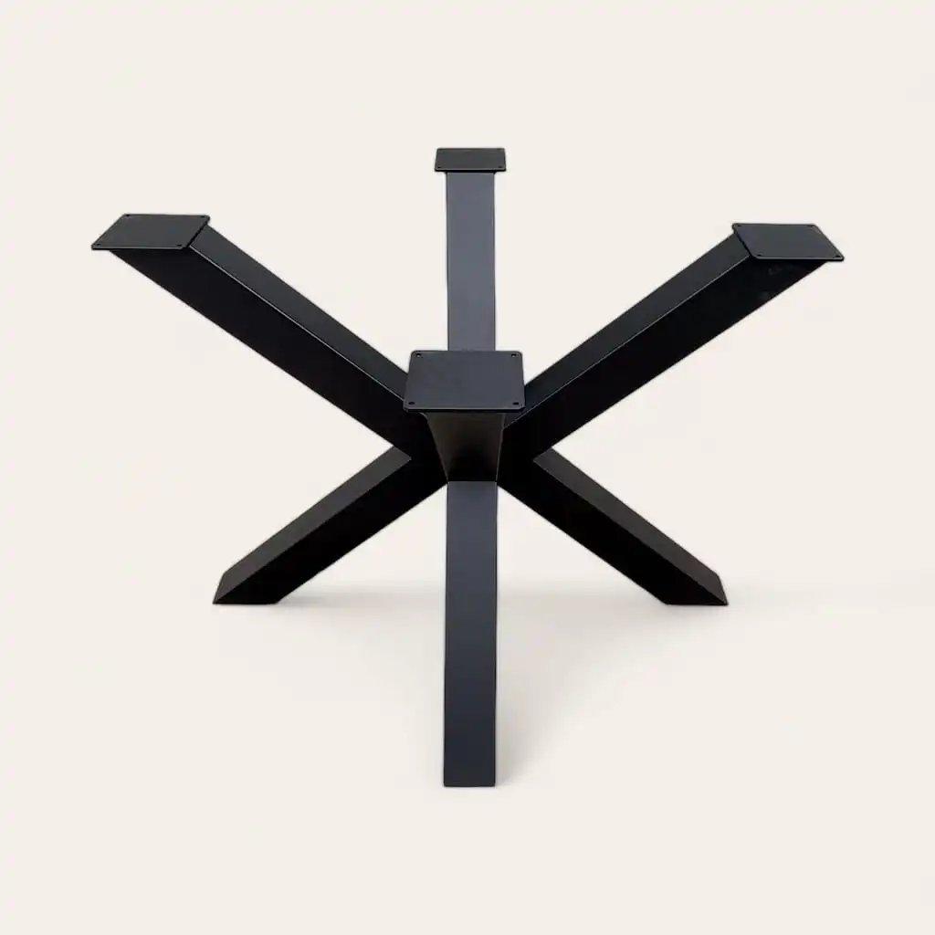  Piètement de table noir avec une configuration en forme d'étoile sur fond blanc. 