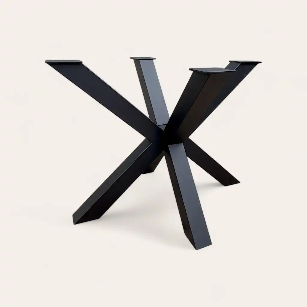  Une table noire contemporaine à six pieds avec une base symétrique en forme d'étoile. 