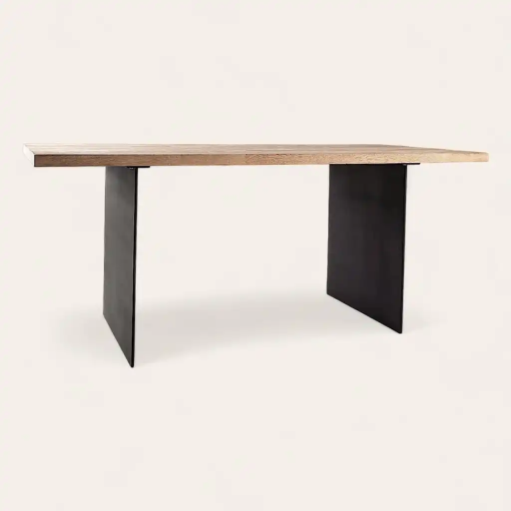  Table moderne en bois avec pieds en métal noir sur fond neutre. 