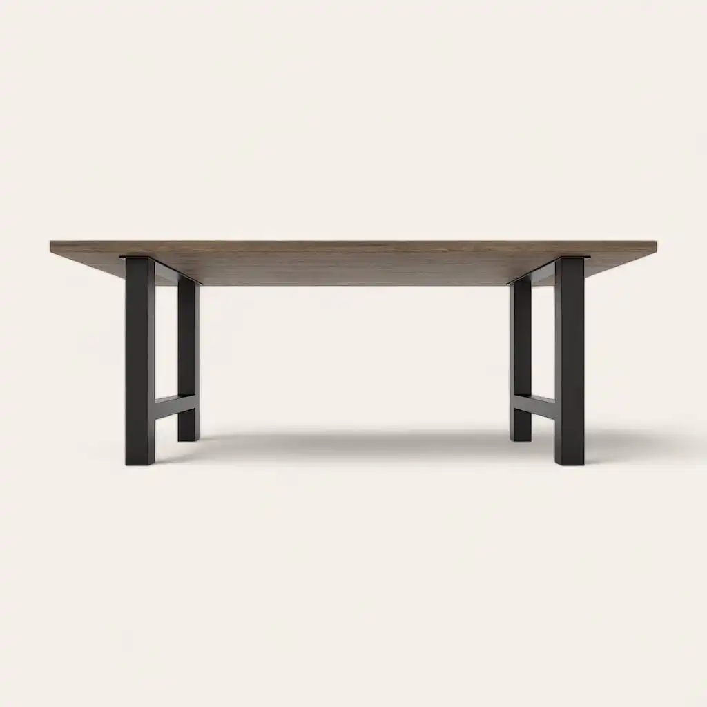  Une table moderne en bois ancien avec des pieds en métal noir sur un fond uni. 