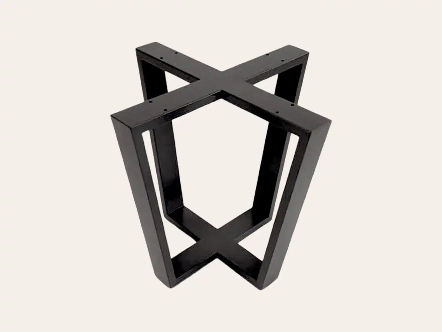 Une base de table noire en forme de pentagone 3D avec un effet d'illusion d'optique sur fond clair.