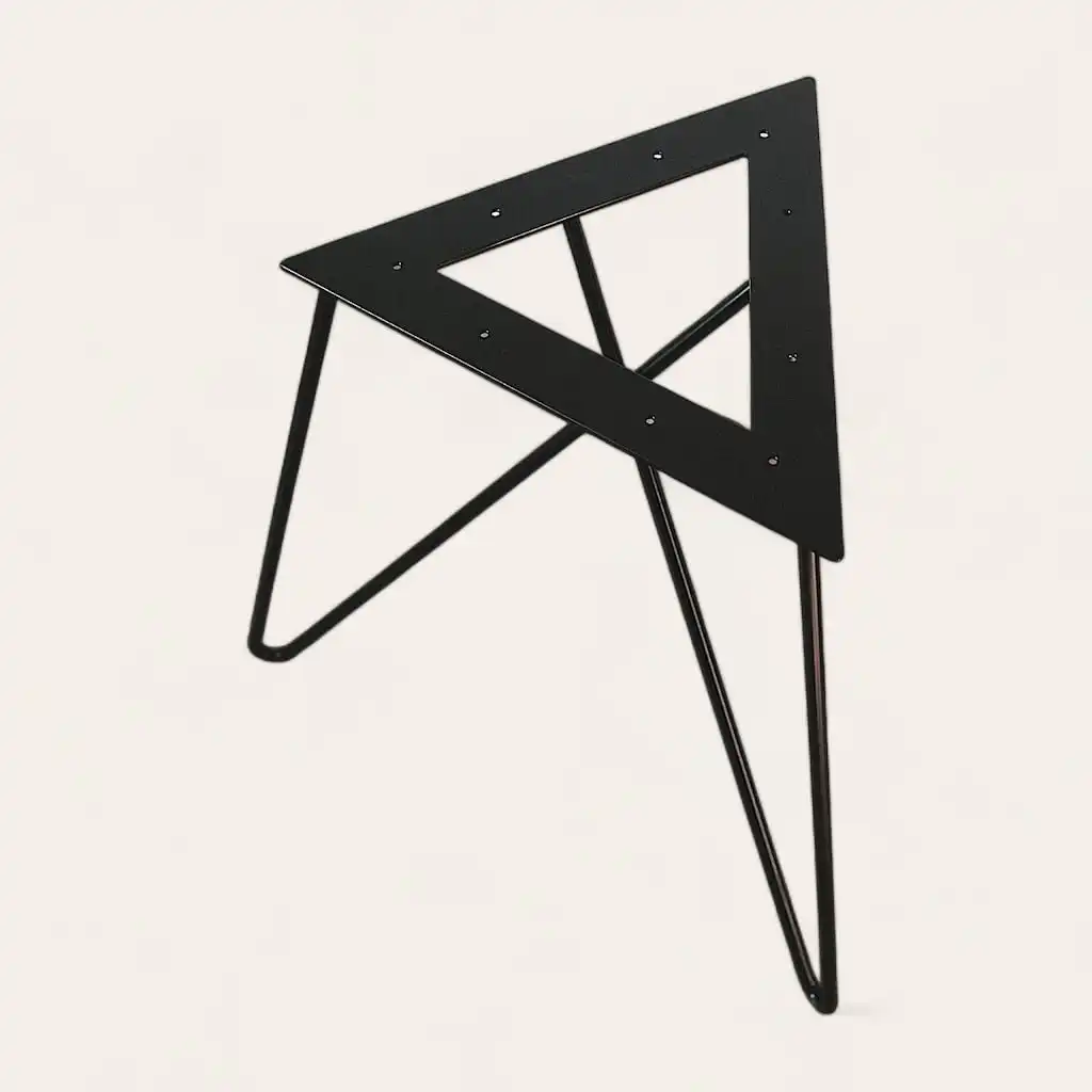  Étagère triangulaire en métal noir montée sur un mur blanc. 