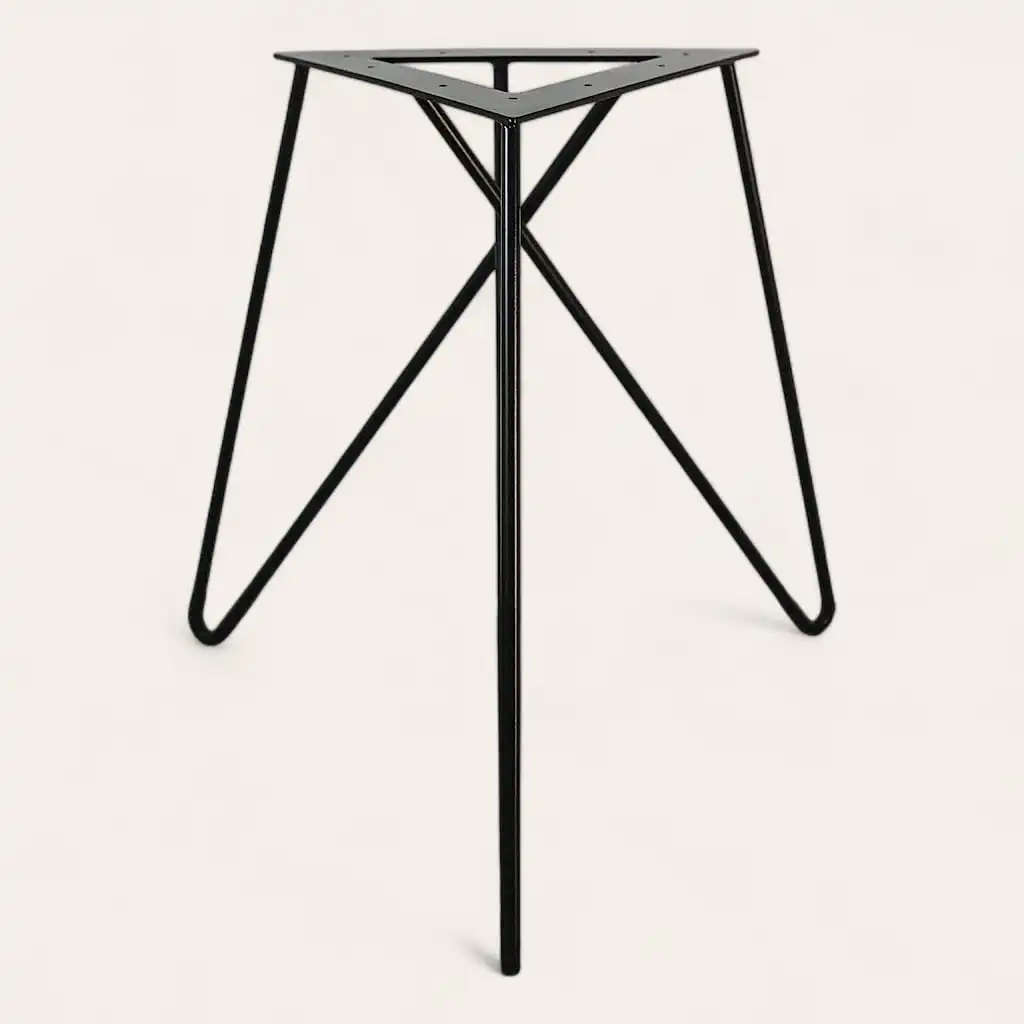  Support de table minimaliste en métal noir avec un plateau triangulaire et des pieds inclinés. 