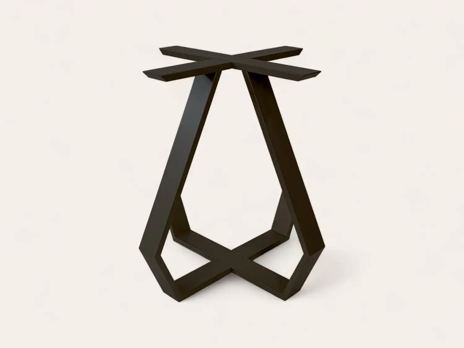 Une table d'appoint noire et minimaliste de forme triangulaire avec un plateau plat.