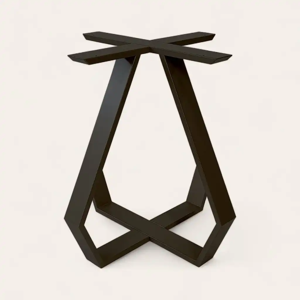  Une table d'appoint noire et minimaliste de forme triangulaire avec un plateau plat. 