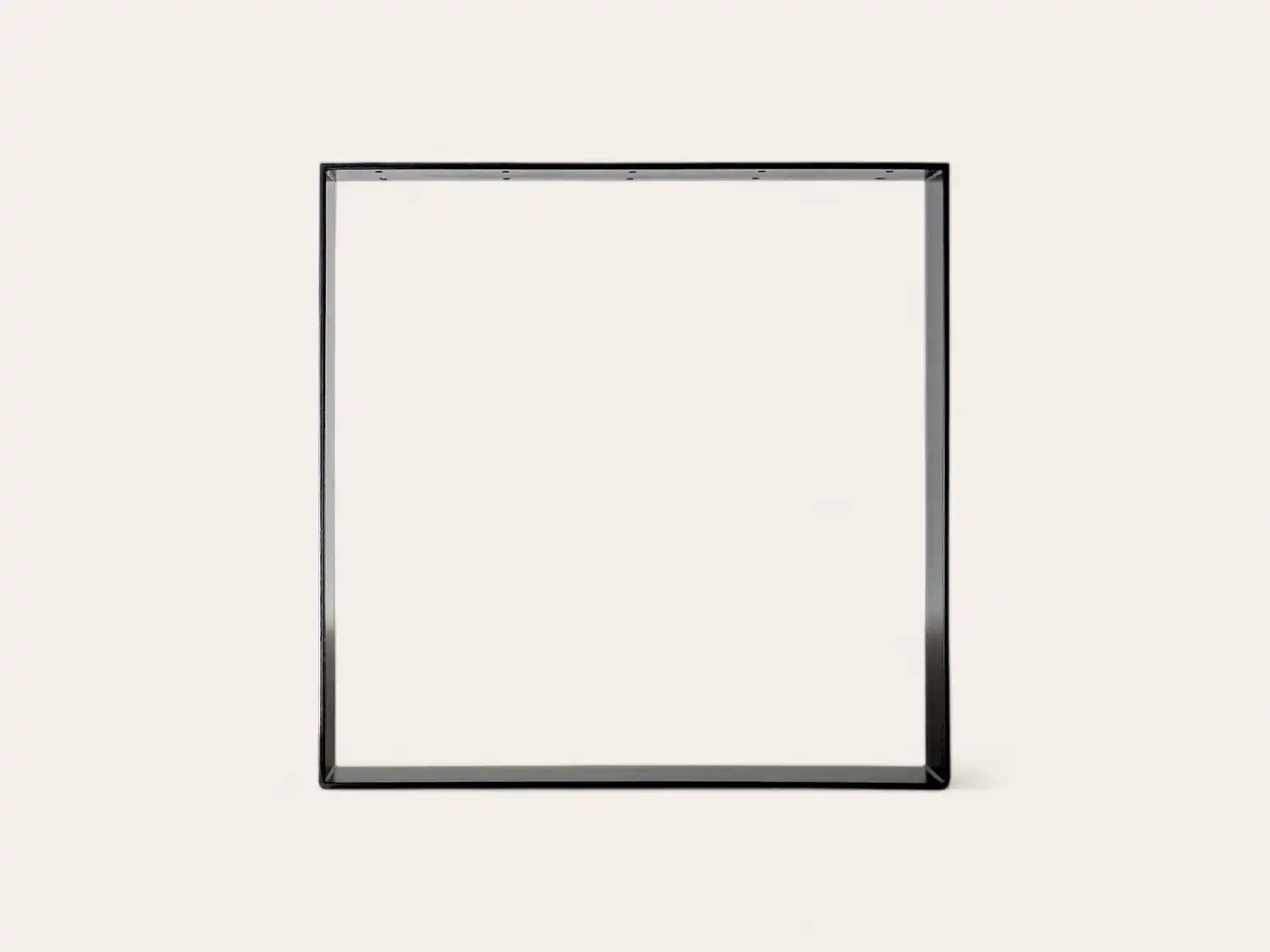 Une toile blanche vierge dans un cadre noir sur fond blanc.