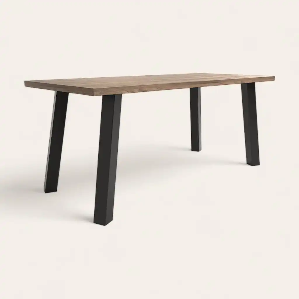  Une table moderne avec un plateau en bois vieilli et des pieds en métal noirs. 
