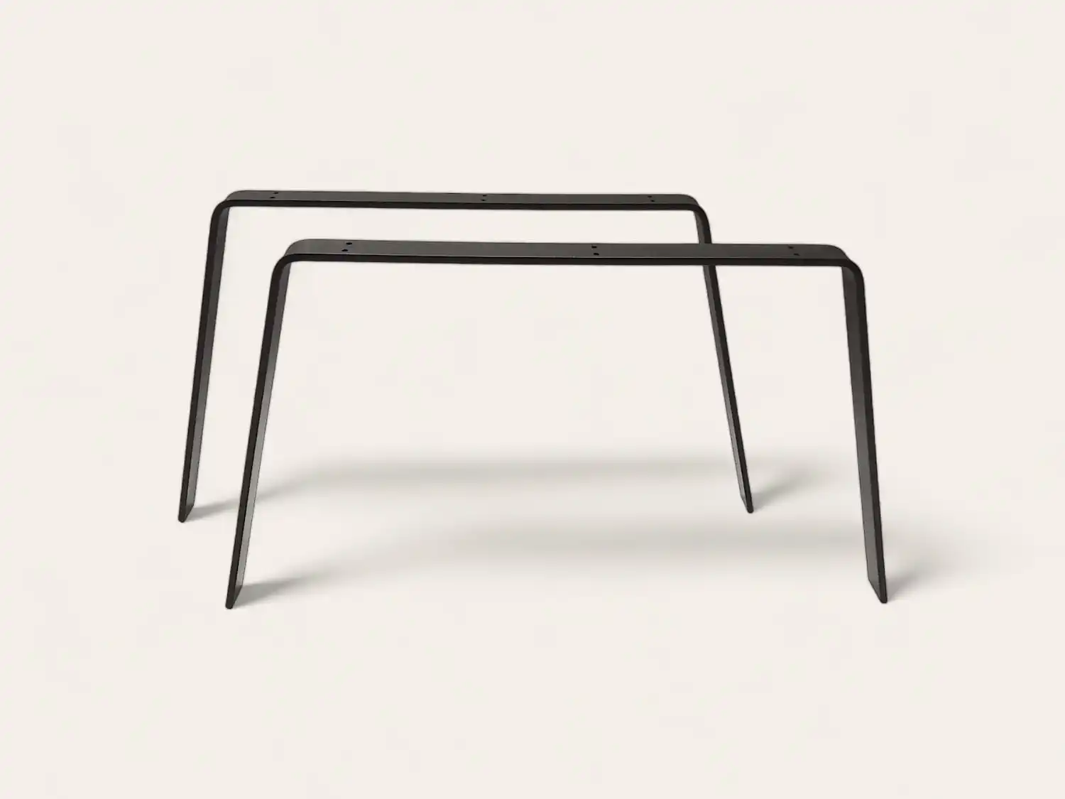 Une table en métal noir au design minimaliste.