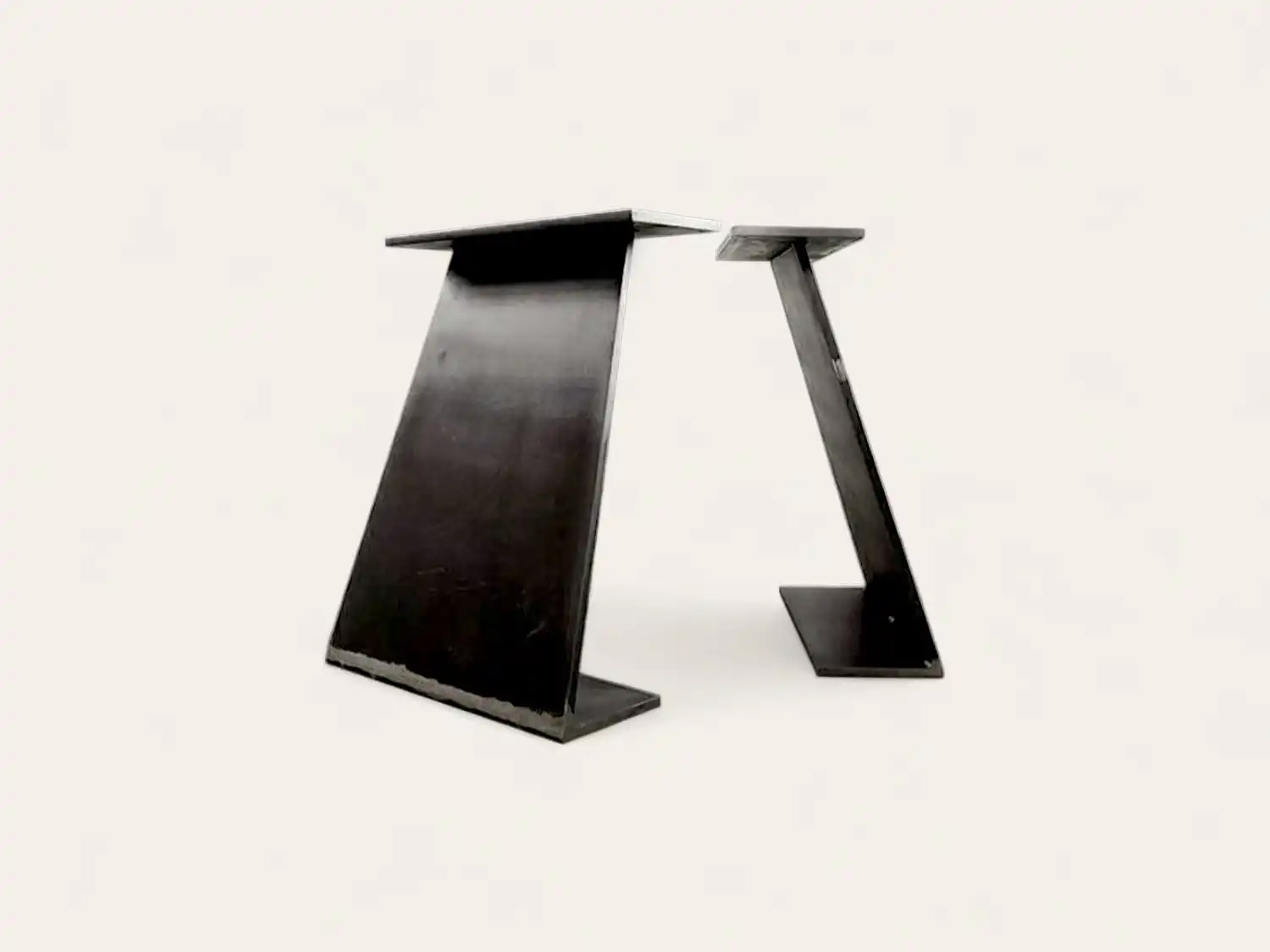 Table d'appoint minimaliste en métal au design angulaire et asymétrique.