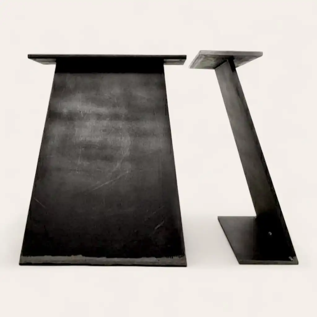  Table en métal minimaliste moderne au design non conventionnel. 