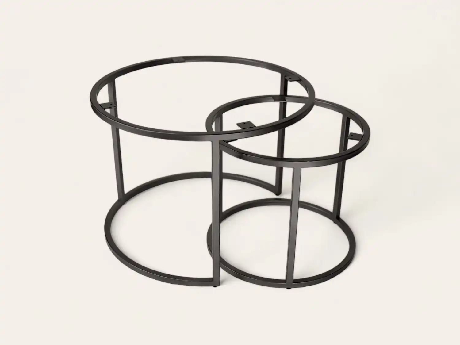 Tables gigognes minimalistes en métal noir avec plateaux circulaires sur fond blanc.