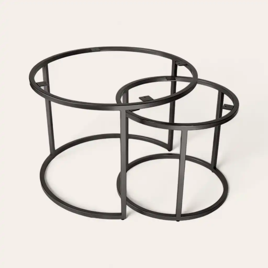  Tables gigognes minimalistes en métal noir avec plateaux circulaires sur fond blanc. 