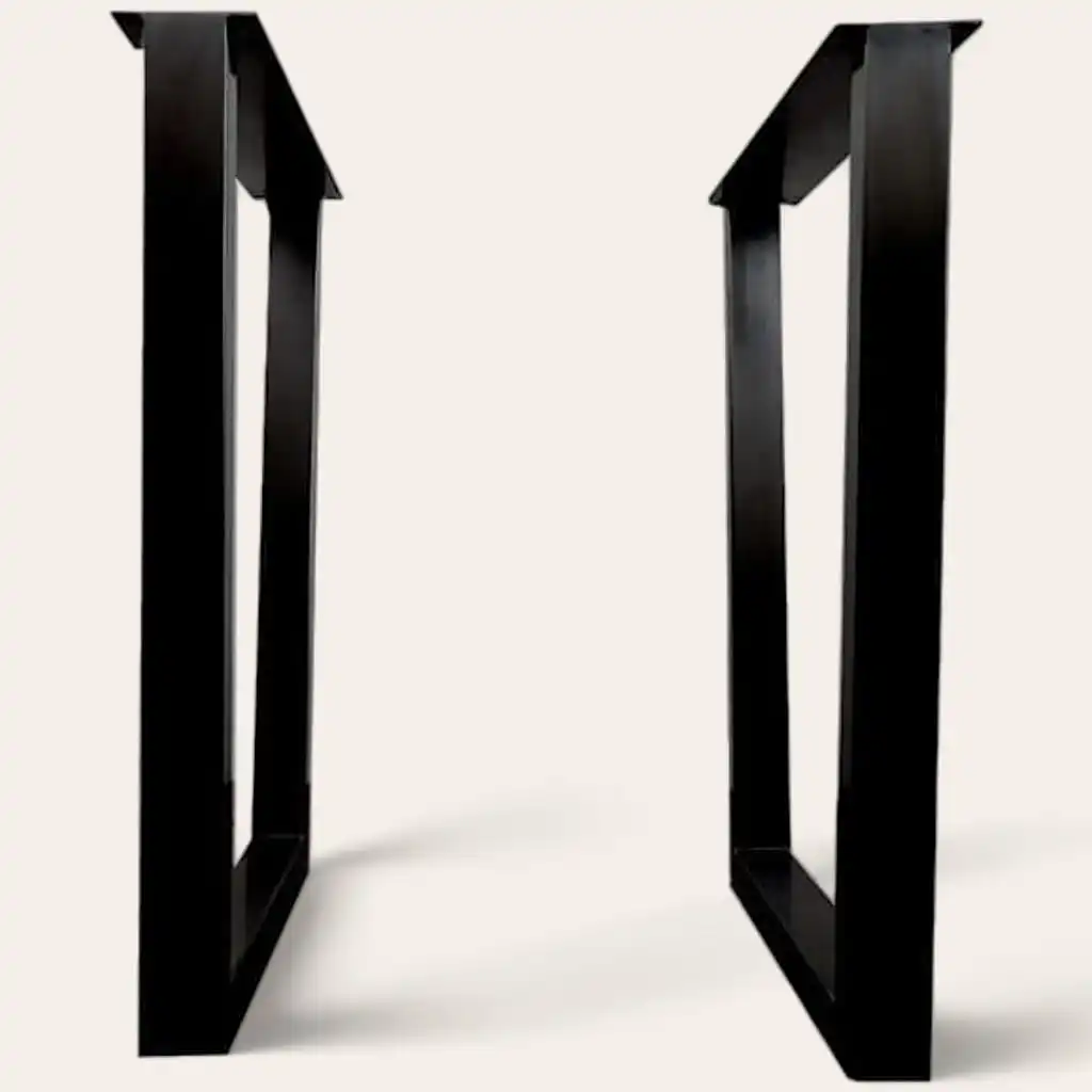  Deux pieds de table en metal noire au design angulaire sur fond blanc. 