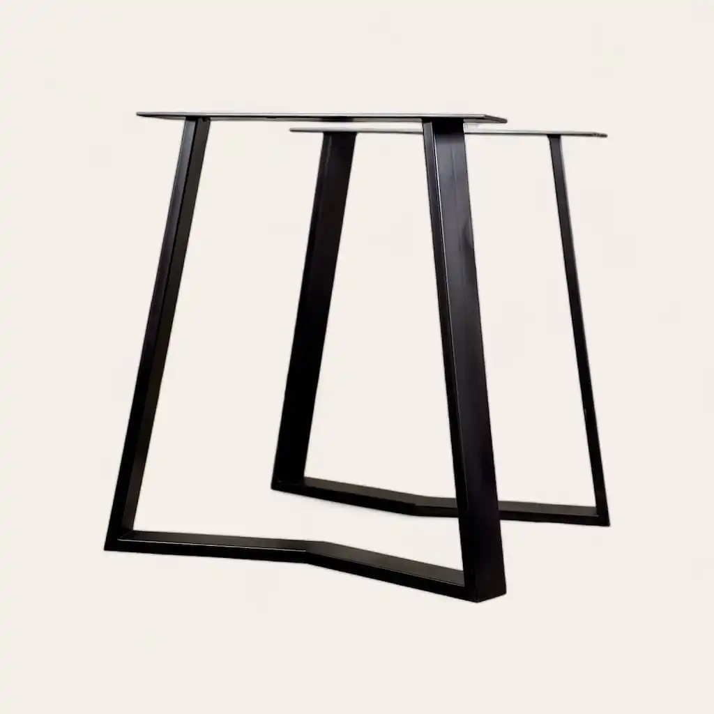  Table minimaliste moderne avec des pieds trapézoïdaux noirs et un plateau fin. 