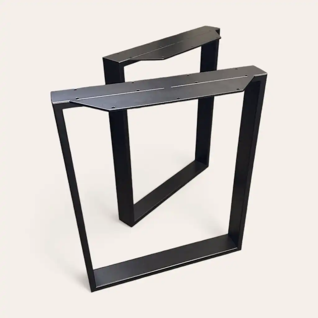  Pieds de table noirs en trois dimensions qui crée une illusion d'optique sur fond blanc. 