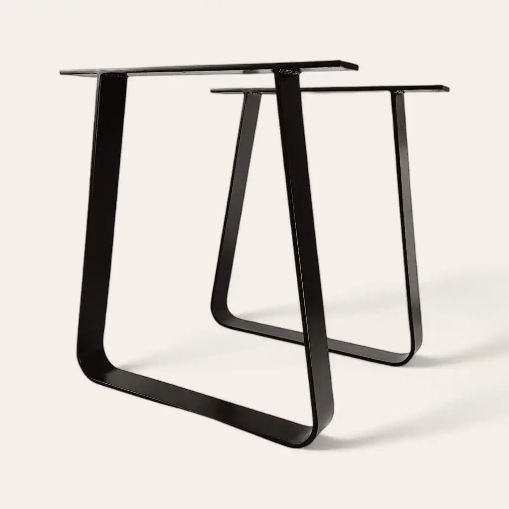  Deux pieds de table en métal noir positionnés debout sur un fond blanc. 