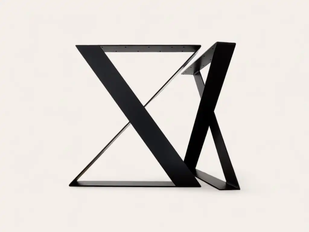 Pied de table moderne et minimaliste en métal noir sur fond blanc.