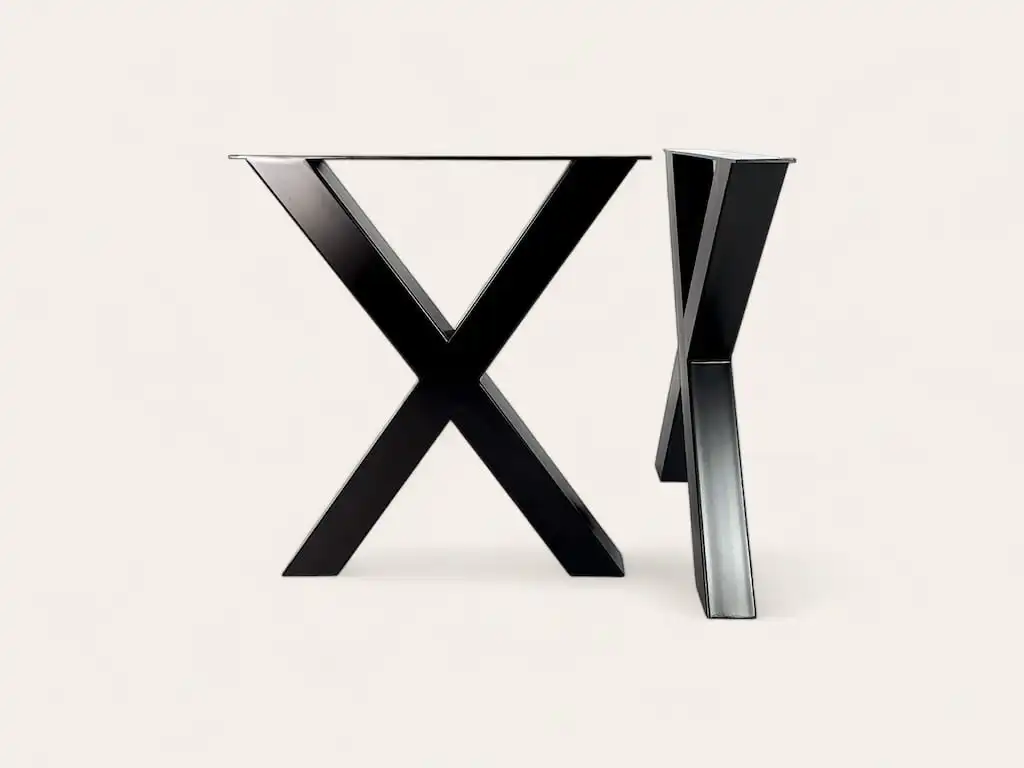 Table moderne en métal noir avec une base en forme de X.