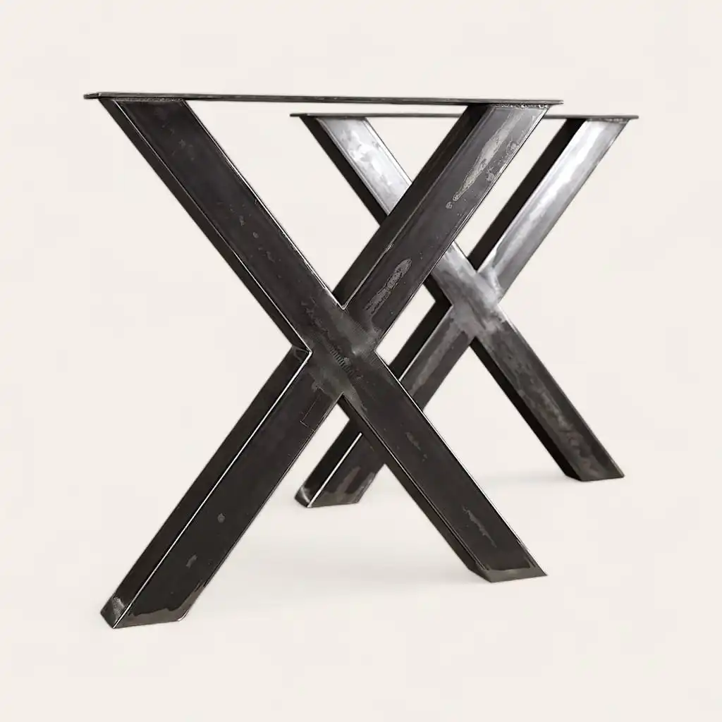  Base de table de style tréteau en métal noir avec un design en forme de X. 