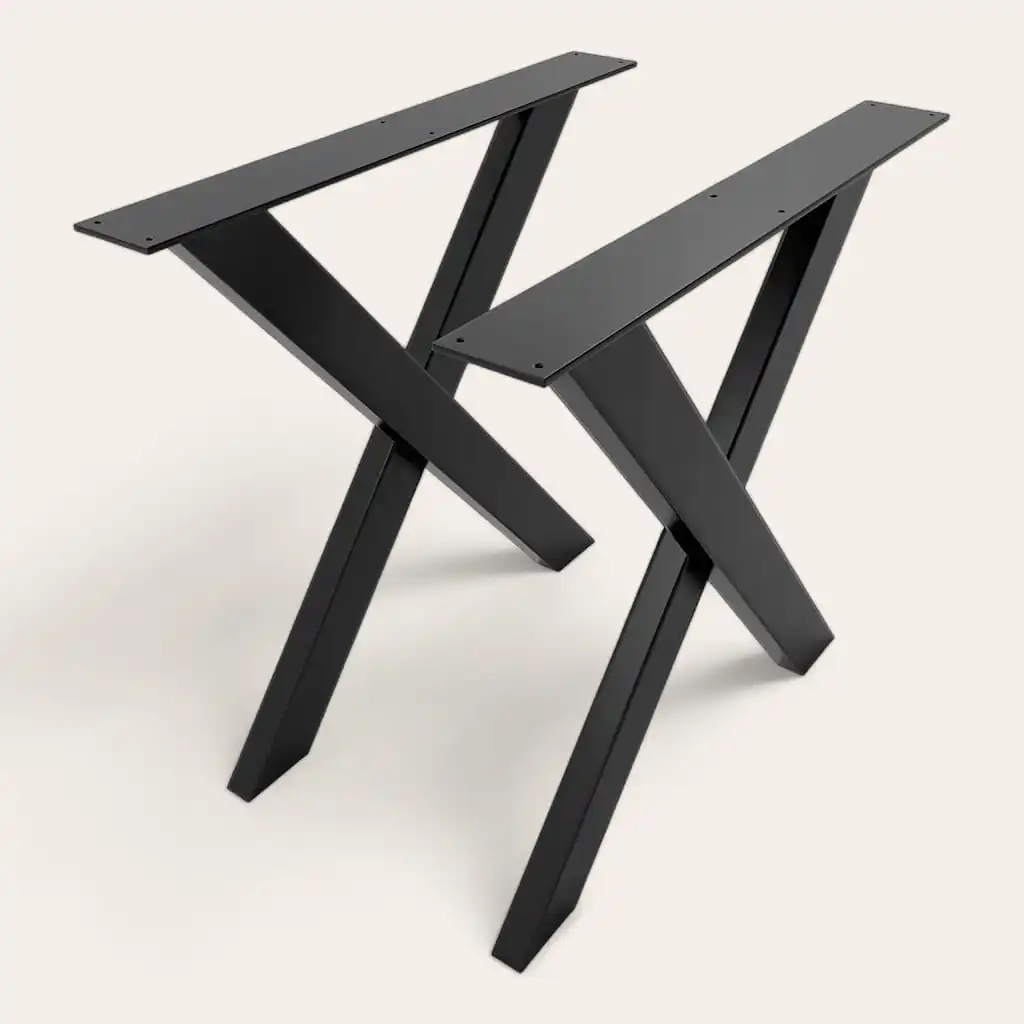  Un pied de table moderne noire en forme de X isolée sur un fond blanc. 